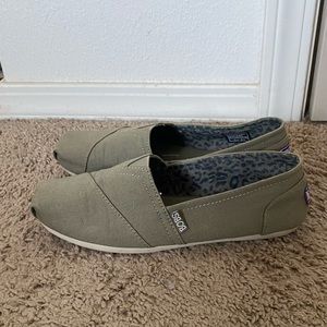 EUC Army green bobs sz 8